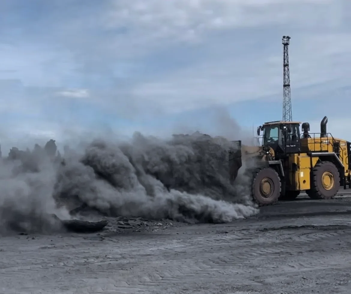Slagg- och skrothantering – hjullastare i industriell stoftstorm
